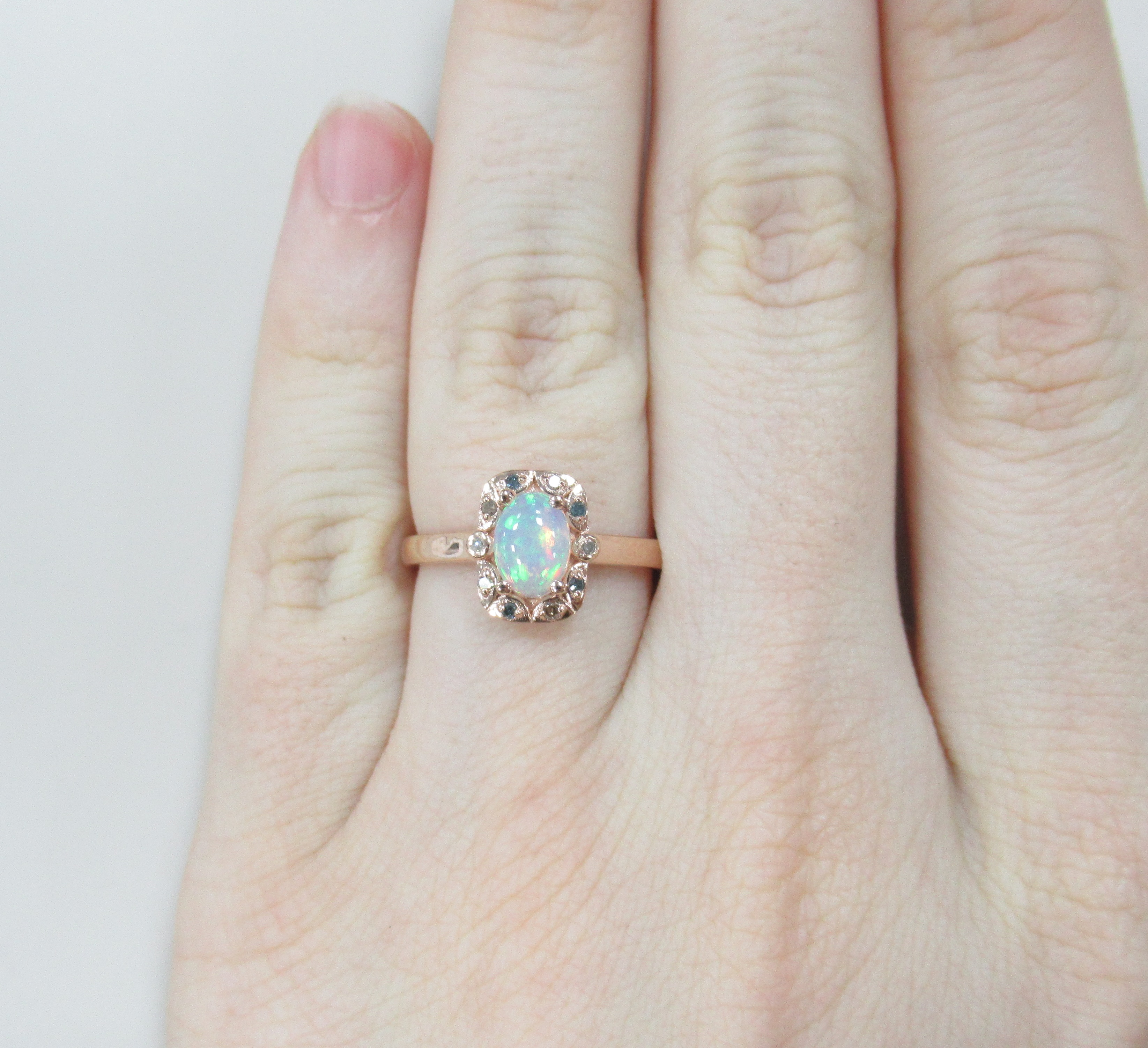 Серебряное кольцо с опалом и цветными бриллиантами